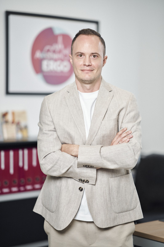 Mitarbeiterportrait im Büro 6